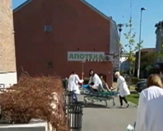 ДРАМА НА ЛАБУДОВОМ БРДУ: Трудница се породила на паркингу испред Дома здравља!